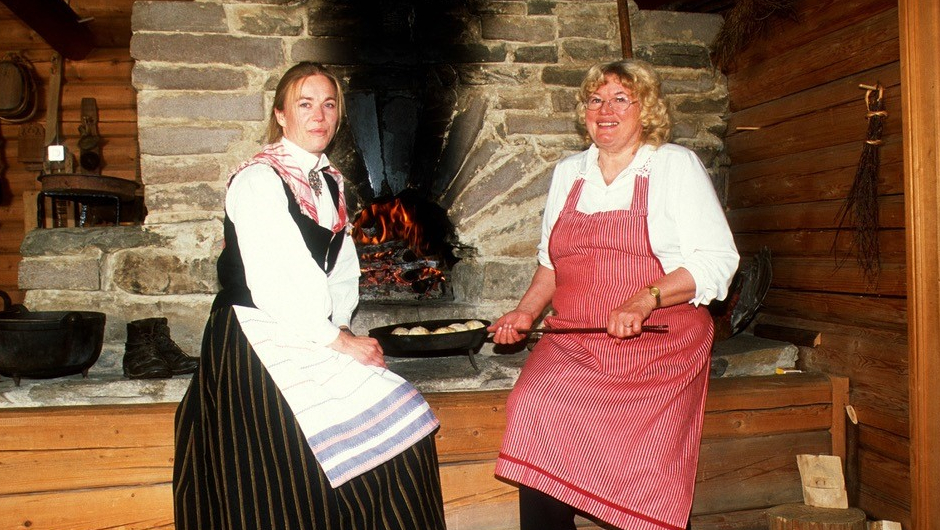 Formidlere: Skogfinsk mat og kultur ble i mange år presentert på Mullikalla på Svullrya. Her sitter eier og driver Else Waalberg t.h.) sammen med Annikken Stampen som også drev kafeen i en periode. Foto: Birger Nesholen, Norsk Skogfinsk Museum.