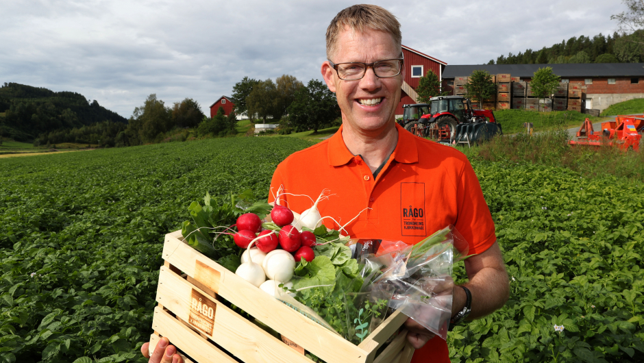 Gustav Myraune leverar ferske grønsaker til byfolket i Trondheim. Foto: Leif Arne Holme