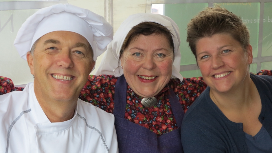 Gunnar Bakke, Bodil Nordjore og Anne Karine Statle utgjorde ein kompetent dommartrio. Foto: Bjørg Nordbø stakk av med den gjevaste tittelen årets grautgrams, og vant også klassen for beste graut kokt på vatn. Foto:Wenche Aale Hægermark Gunnar Bakke, Bodil Nordjore og Anne Karine Statle utgjorde ein kompetent dommartrio. Foto: Bjørg Nordbø stakk av med den gjevaste tittelen årets grautgrams, og vant også klassen for beste graut kokt på vatn. Foto:Wenche Aale Hægermark