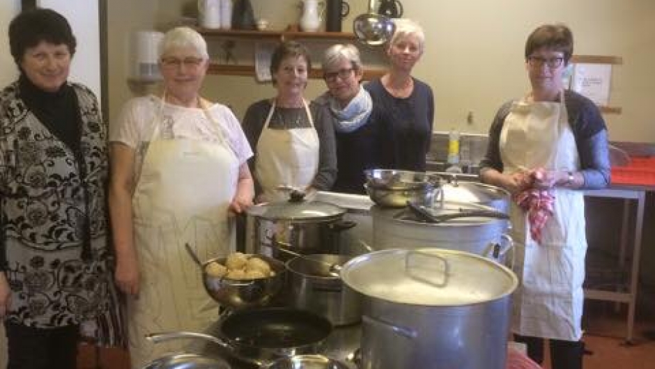 Nokre av dugnadsgjengen på kjøkkenet på kompardagen.