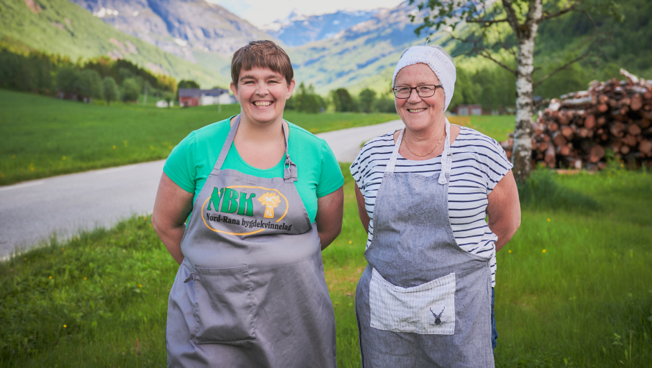 Kjenner du ei grepa dame som fortenar Bygdekvinneprisen? Illustrasjonsbildet er av dei to blide damene t.v. Grethe Skar og t.h. Solbjørg Sandmo. Bildet er tatt under filmproduksjon i Leirskardalen i samband med Tradisjonsmatskolen. Foto: norsktradisjonsmat/Jon Marius Nilsson. 