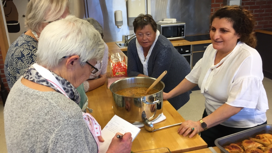 Irakisk matkurs: Oppskriftene fra Gullala skrives ned. Foto: Rolvsøy Bydekvinnelag. Irakisk matkurs: Oppskriftene fra Gullala skrives ned. Foto: Rolvsøy Bydekvinnelag.
