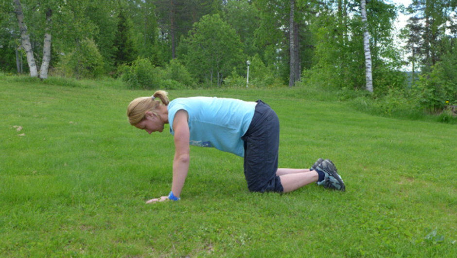 Balansestrekk 1 av 2: Stå på alle fire, og stram opp og stabiliser mage- og korsrygg trekk navlen inn). Foto: May-Britt Sægrov. Balansestrekk: Stå på alle fire, og stram opp og stabiliser mage- og korsrygg trekk navlen inn). Foto: May-Britt Sægrov.