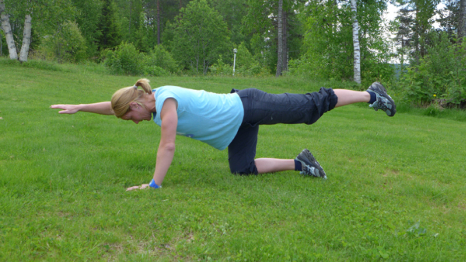 Balansestrekk 2 av 2: Strekk vekselvis den eine arma og det motsette beinet som ei forlenging av kroppen. 10-15 gonger på kvar side. Foto: May-Britt Sægrov. Balansestrekk: Strekk vekselvis den eine arma og det motsette beinet som ei forlenging av kroppen. 10-15 gonger på kvar side. Foto: May-Britt Sægrov.