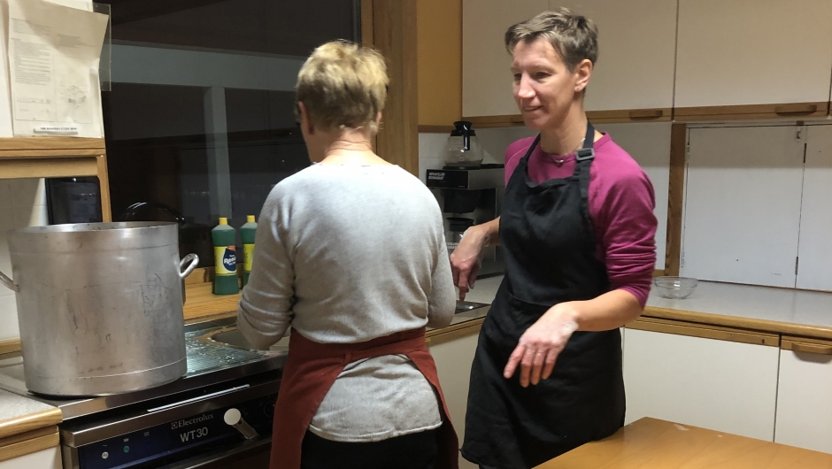 Sirdal Bygdekvinnelag møttes på sin tradisjonelle persesyltekveld. Foto: Sirdal Bygdekvinnelag. Sirdal Bygdekvinnelag møttes på sin tradisjonelle persesyltekveld. Foto: Sirdal Bygdekvinnelag.