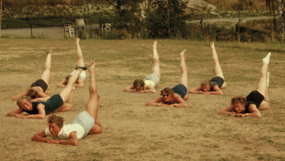 Kurs i husmortrim anno 1959. Fra Landsnemnda for Husmorgymnastikks instruktörkurs på Ringerrikes Folkehögsskole.