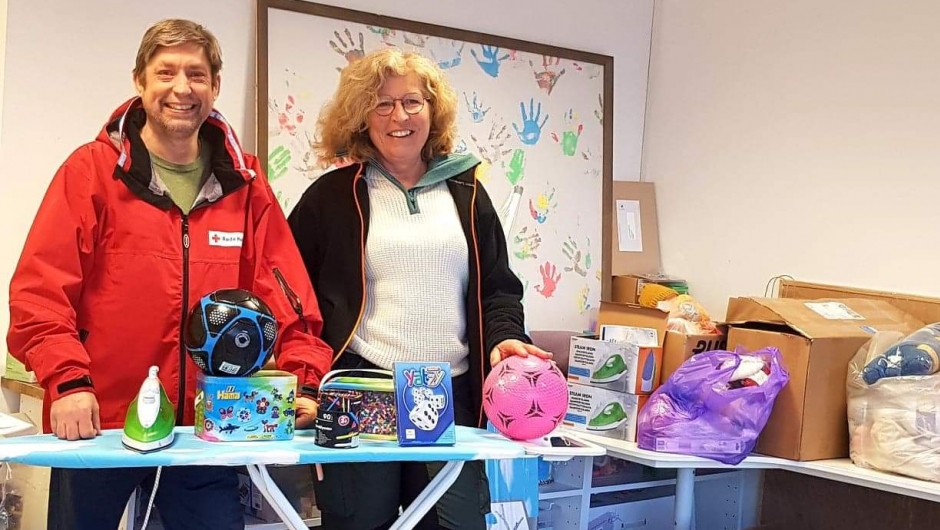 Sammen med Råde Røde Kors fikk Råde Bygdekvinnelag anledning til å bidra med ulikt utstyr som flyktningene fra Ukraina har behov for. Aktivitetsavdelingen ønsket seg bl.a. strykebrett, strykejern, perler, hoppetau, hoppestrikk, baller og spill til barna.