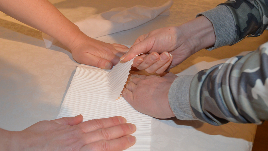 Riving av skaut. Etter at det er turka i omn skal det rivast medan der er varmt. Foto: Mette Bleken. Riving av skaut. Etter at det er turka i omn skal det rivast medan der er varmt. Foto: Mette Bleken.
