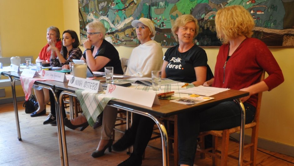 Føremålet med å invitere kun dei kvinnelege listetoppane eller kvinnene øvst på vallistene har vore å gje politikarane ein mjuk start i eit ufarle forum. Her frå valmøtet i 2015. Foto: Esther Moe, Suldalsposten.