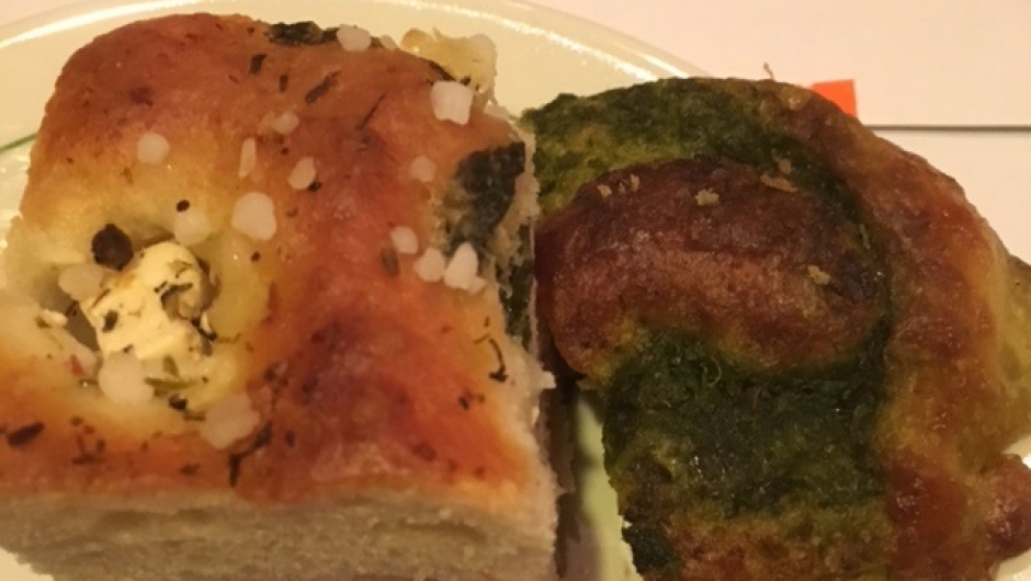 Ramsløksnurrar og focacciabrød med skvallerkål. Foto: Kristine Edland. Ramsløksnurrar og focacciabrød med skvallerkål. Foto: Kristine Edland.