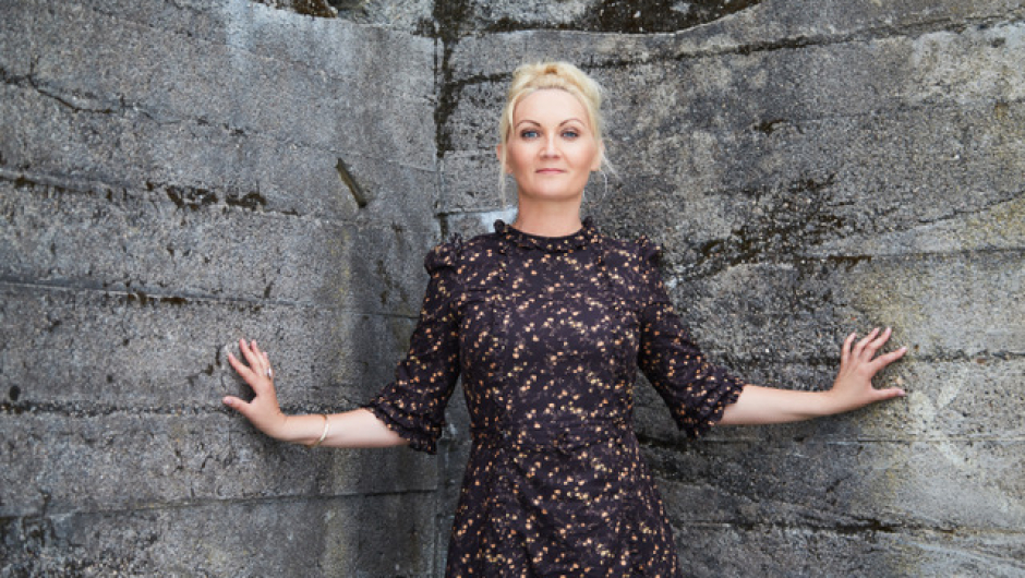 Fredag kveld inviterar vi til konsert med Sigrid Moldestad. Den folkekjære musikaren med fele, song og ei eiga evne til å berøre publikum. Fredag kveld inviterar vi til konsert med Sigrid Moldestad. Den folkekjære musikaren med fele, song og ei eiga evne til å berøre publikum.