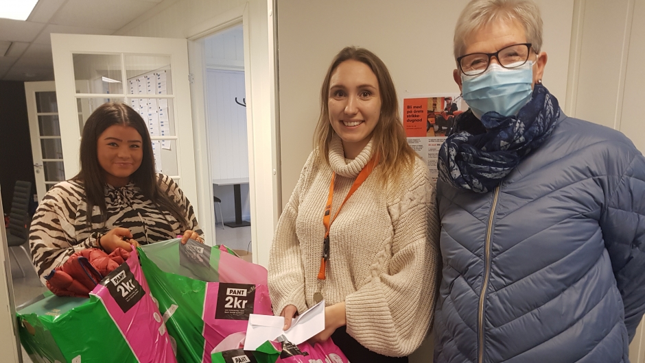 Skare Bygdekvinnelag ønsket å gi midler fra basaren sin til barn som trenger en hjelpende hånd. Valget ble Kirkens bymisjon i Odda. Bymisjonen hadde satt opp juletre med røde hjerter, der ønsket til hvert barn var skrevet ned. Bygdekvinnene plukket ned hjertene og gikk til innkjøp av gaver som ble overrakt bymisjonen. Foto: Skare Bygdekvinnelag. Skare Bygdekvinnelag ønsket å gi midler fra basaren sin til barn som trenger en hjelpende hånd. Valget ble Kirkens bymisjon i Odda. Bymisjonen hadde satt opp juletre med røde hjerter, der ønsket til hvert barn var skrevet ned. Bygdekvinnene plukket ned hjertene og gikk til innkjøp av gaver som ble overrakt bymisjonen. Foto: Skare Bygdekvinnelag.