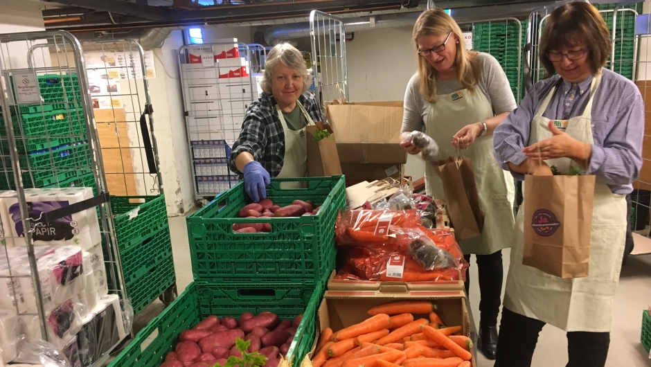 Ski og Kråkstad Bygdekvinnelag pakkar posar med grønsaker. Ski og Kråkstad Bygdekvinnelag
