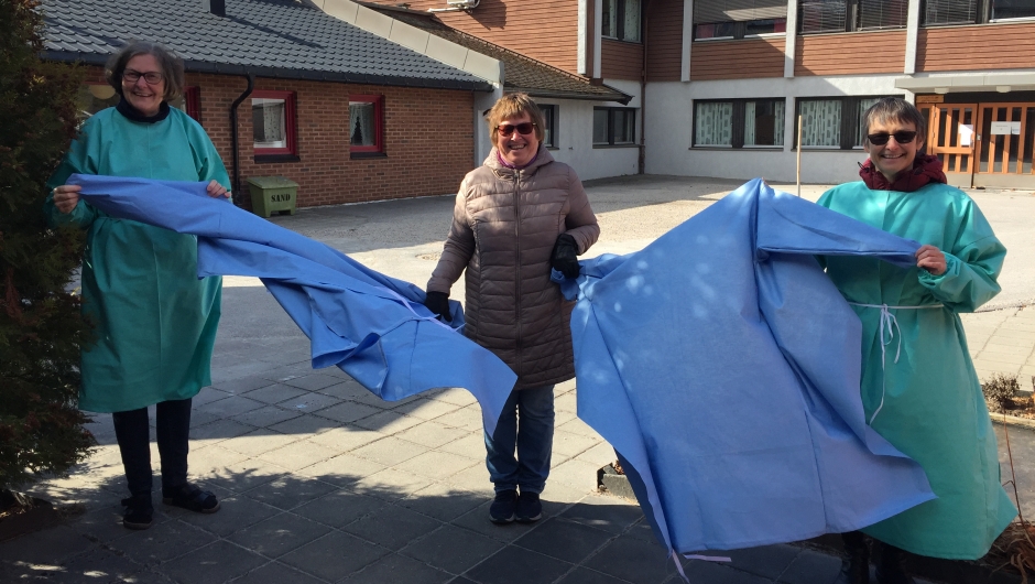 Under koronadugnaden bidro Rendalen Bygdekvinnelag til å sy smittevernfrakker. Foto: Rendalen Bygdekvinnelag. Under koronadugnaden bidro Rendalen Bygdekvinnelag til å sy smittevernfrakker. Foto: Rendalen Bygdekvinnelag.