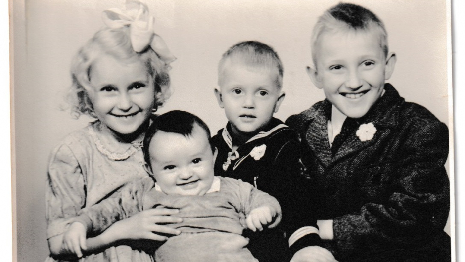 6-årige Grethe med tre søsken hos fotograf. De gledet seg alltid veldig til jul, med varme tradisjoner og familiehygge. Seks år etter at dette bildet ble tatt,  kom minstebror til verden. Foto: Privat.