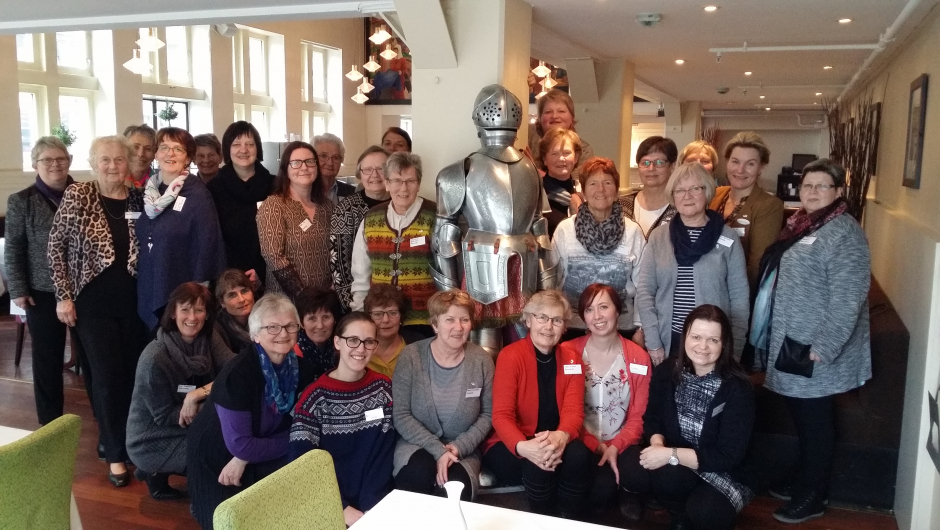 Årsmøte deltagere samlet rund en Spansk rustning v/Hotel Augustin, Trondheim.