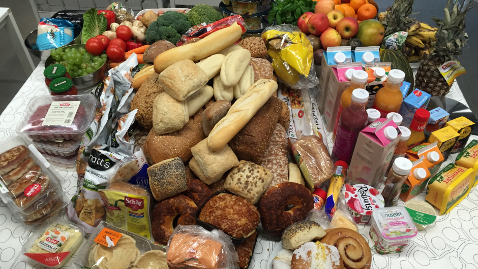 Matkastebordet viser dei 42,6 kg mat kvar person i gjennomsnitt kaster i løpet av eit år. Foto: matvett.no