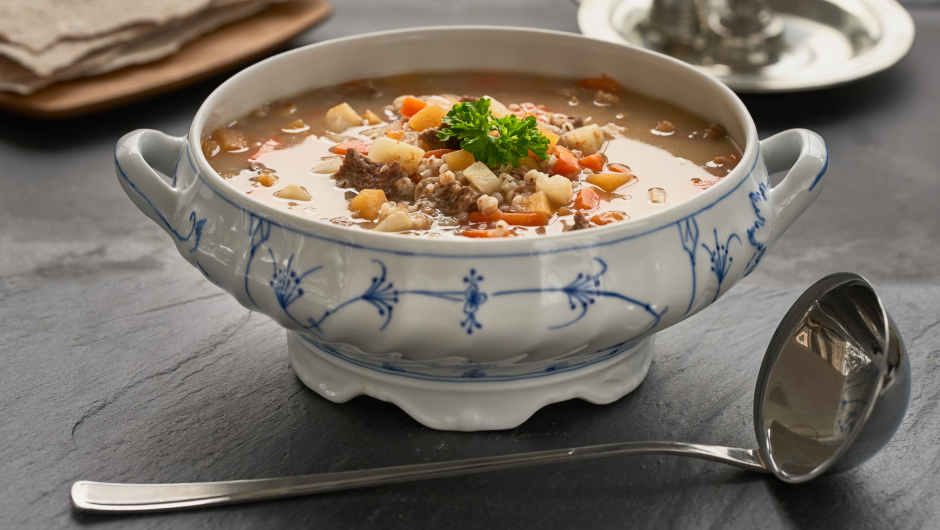 Kjøttsuppe med byggryn.