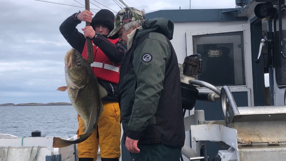 Fiskarane frå lokalsamfunnet stilte velvillig opp med båtane sine for å ta ivrege elevar med ut på fjorden. Garn og liner som var sette kvelden før skulle takast opp - dette var spennande! Tekst og foto: Kjellaug Urdshals.
