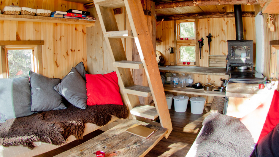 Hyttene har alt du trenger for en unik overnatting oppe i trærne. Foto: tretopphytter.no Hyttene har alt du trenger. Foto: tretopphytter.no