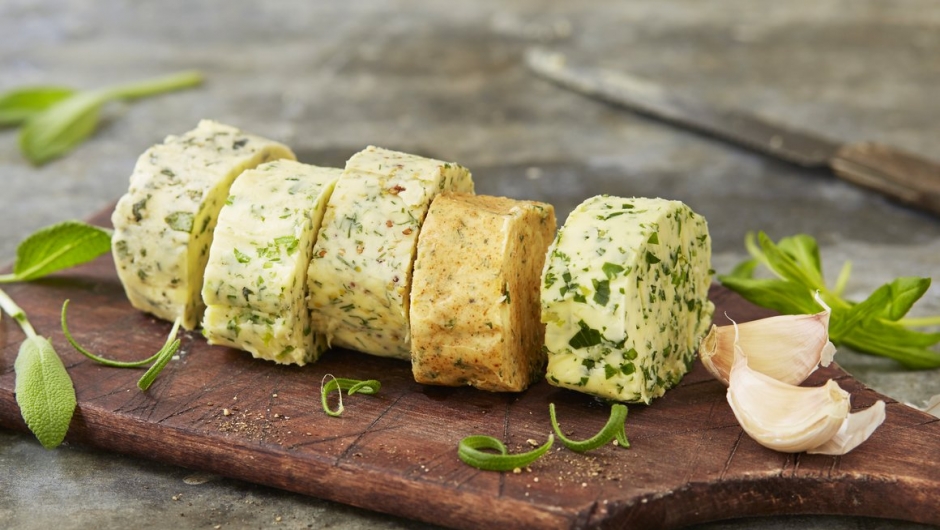 Urtesmør med kvann, ryllik, karve, brennesle fra Matprat.no. Foto: Matprat.no Urtesmør med kvann, ryllik, karve, brennesle fra Matprat.no. Foto: Matprat.no