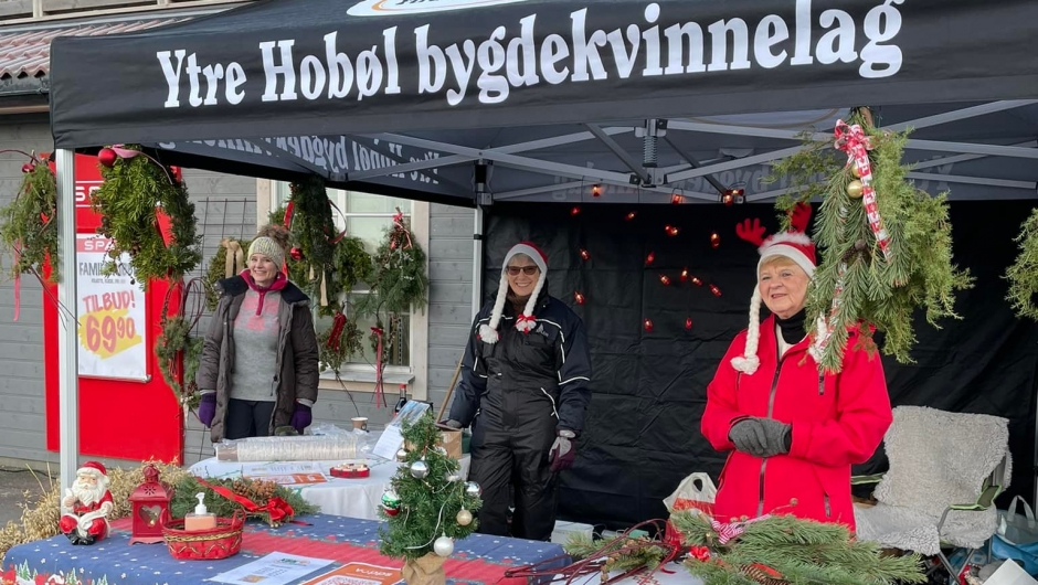 Ytre Hobøl Bygdekvinnelag inviterte til julemarked der de solgte juletrær, julenek og dørkreasjoner som de hadde laget selv. Foto: Ytre Hobøl Bygdekvinnelag. Ytre Hobøl Bygdekvinnelag inviterte til julemarked der de solgte juletrær, julenek og dørkreasjoner som de hadde laget selv. Foto: Ytre Hobøl Bygdekvinnelag.
