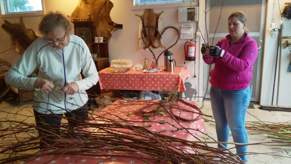 Else og Ane fjerner blader Else og Ane fjerner blader