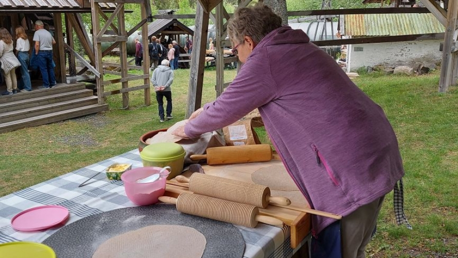 Flatbrødbaking på vedfyrt takke