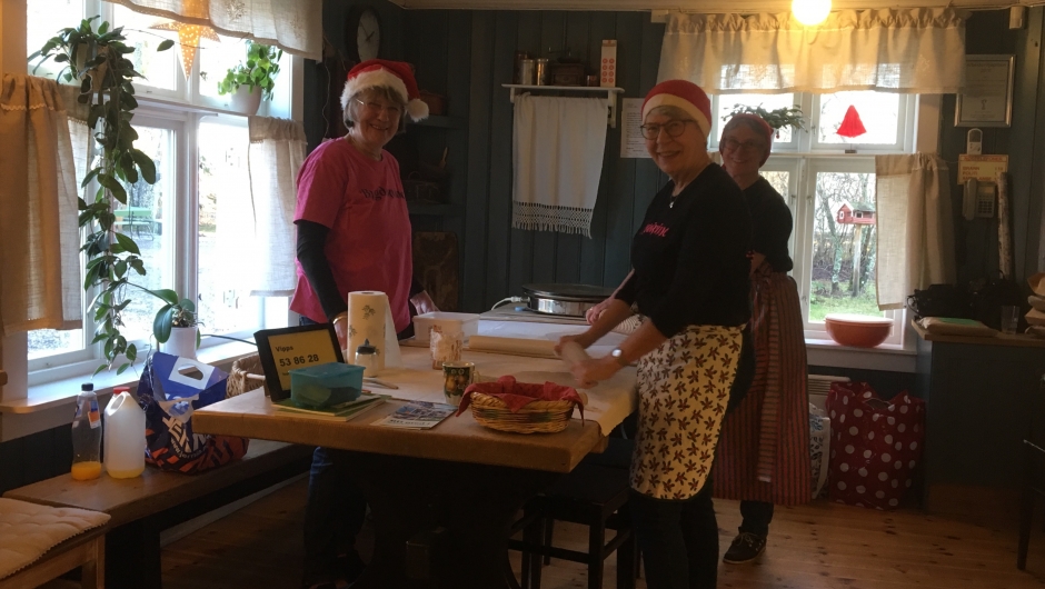 Flatbrødbakst på kjøkkenet Flatbrødbakst på kjøkkenet