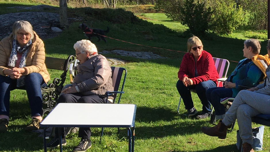 Praten gikk livlig i det fine været