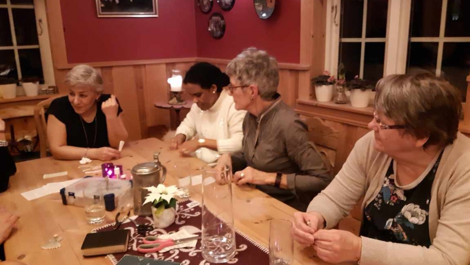 Flere som lager engler Engler i papir