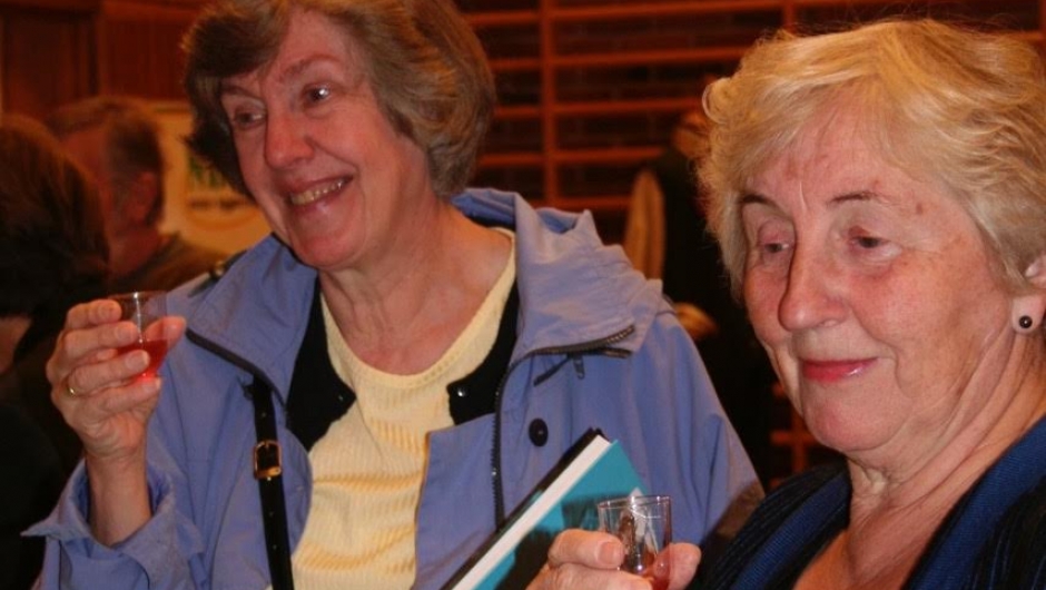 Fornøyde publikummere skåler i kjerringvin