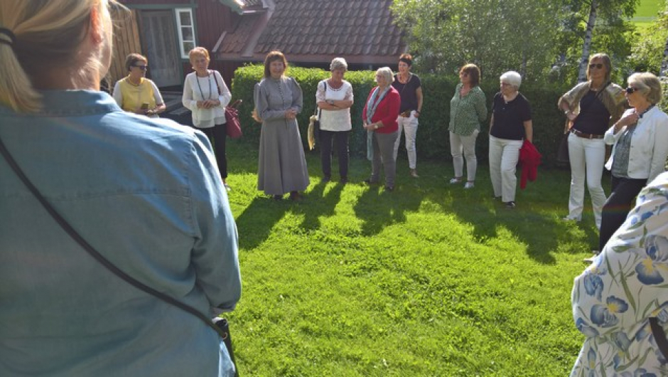 Engasjerte bygdekvinner lytter til Helen Fredholm. Engasjerte bygdekvinner lytter til Helen.