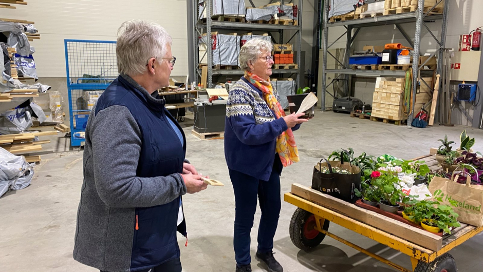 Auksjonarius Helga Omholt og Solveig Pedersen Aas medlemsmøte