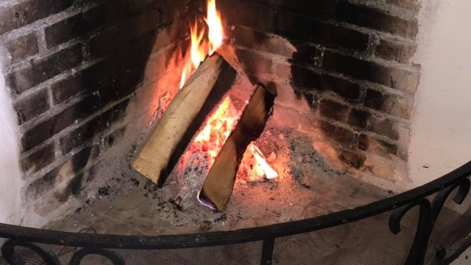 Godt med fyr på peisen Godt med fyr på peisen