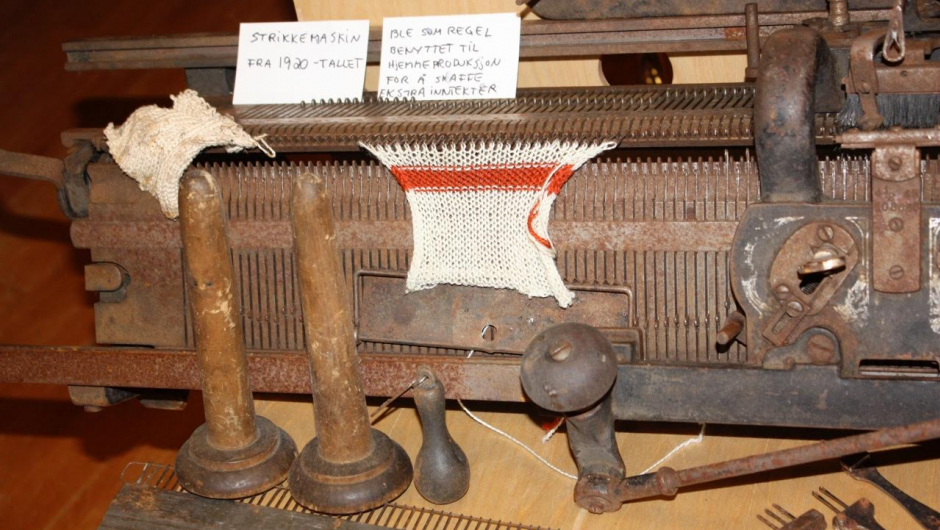 Gammel strikkemaskin Gammel strikkemaskin