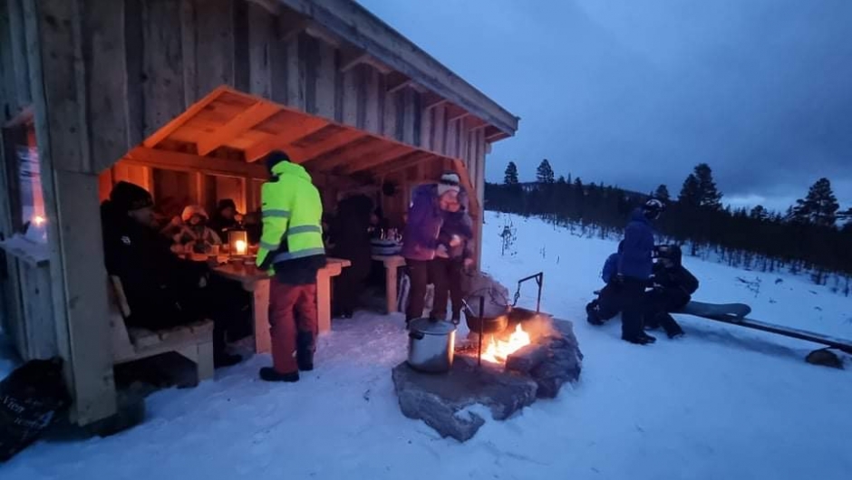 Folket koser seg i gapahuken Folket koser seg i gapahuken