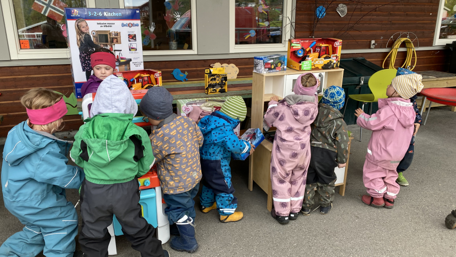 Tresfjord Barnehage fikk leke kjøkken Fotograf : Synnøve Alet Kristiansen