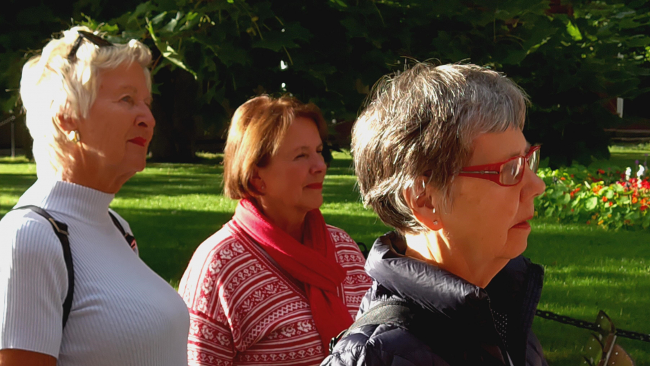 Interesserte bygdekvinner følger med. Interesserte bygdekvinner.