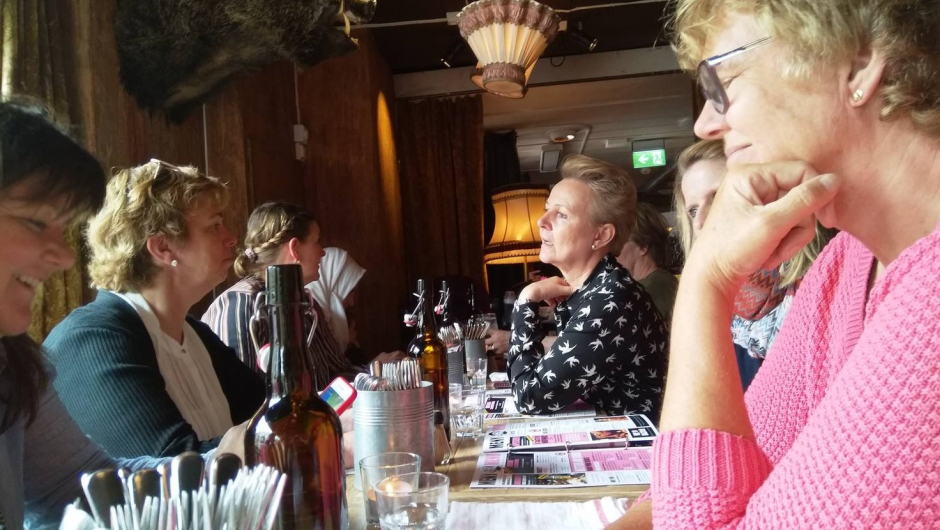 Praten går mens vi venter Praten går mens vi venter