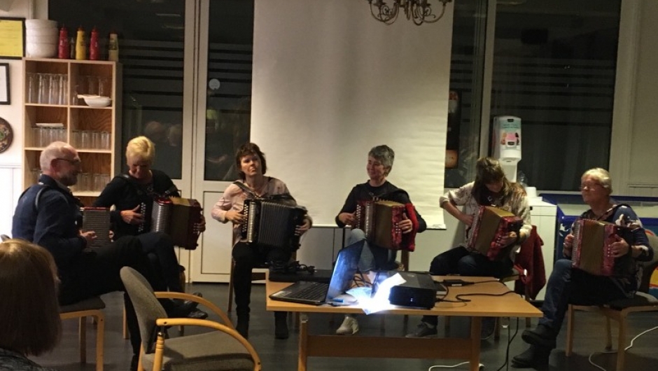 Ola Lingås, Torunn Gimmestad, Kjersti Rønningen, Reidun Ravnestad, Jorun Risholm Søreid,Merete Nilsen Myklebust underheldt oss med flott musikk. Glopperaddane