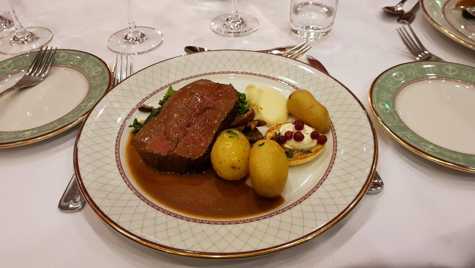 God mat fikk vi også under festmiddagen lørdag God mat fikk vi også under festmiddagen lørdag