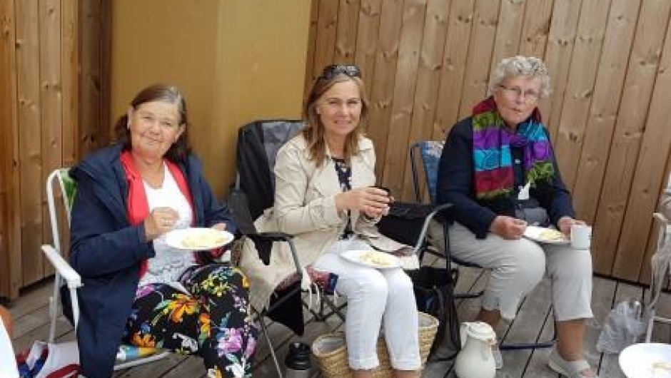 Grethe, Helena og Kari koser seg!