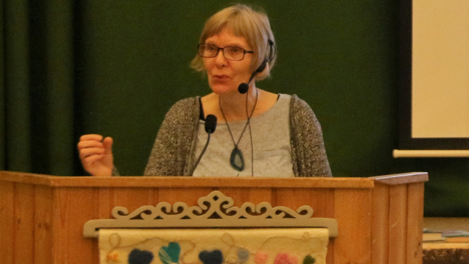 Gro Hagen Urheim forteller om ville vekster. Foto: Bjørg Strømme. Gro Hagen Urheim forteller om ville vekster. Foto: Bjørg Strømme.