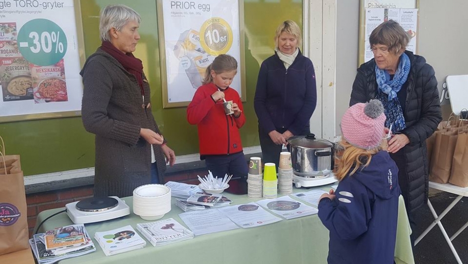 Besøk av store og små som ville smake