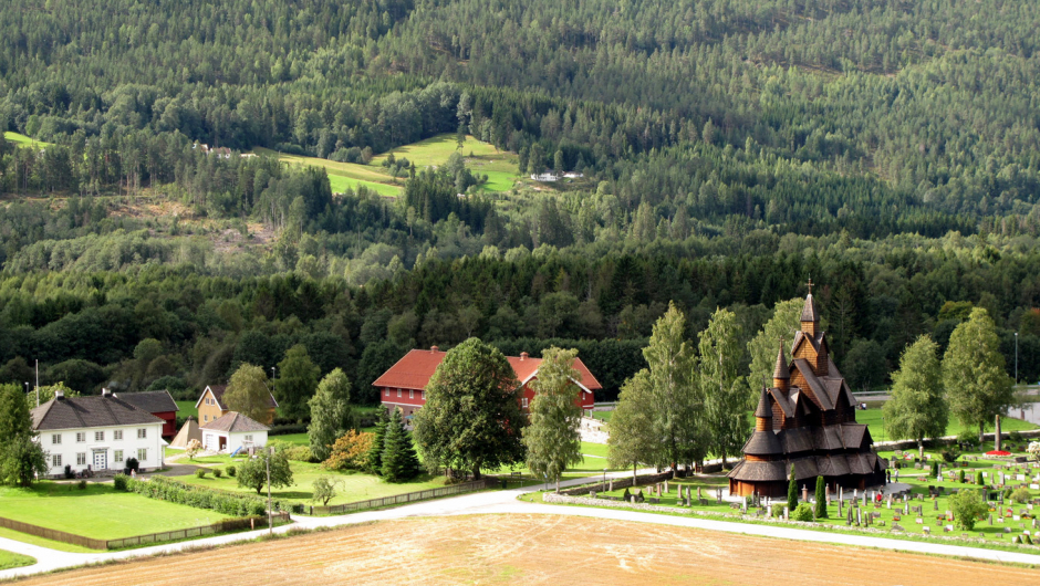 Det er vakkert ved Heddal Stavkyrkje og Prestegarden