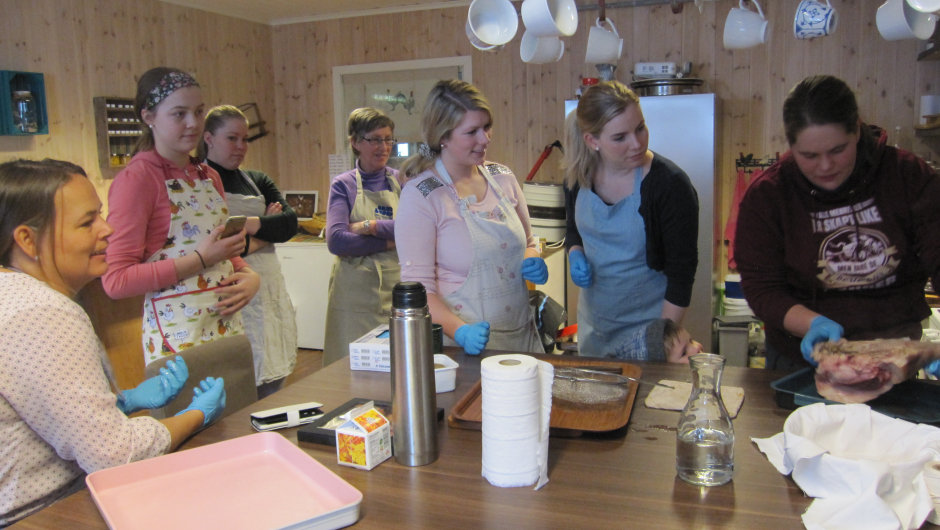 Hege forteller og viser ivrige damer Hege forteller og viser ivrige damer