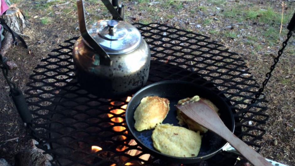 Kaffe i kjelen og lappar i panna. Kaffe i kjelen og lappar i panna.