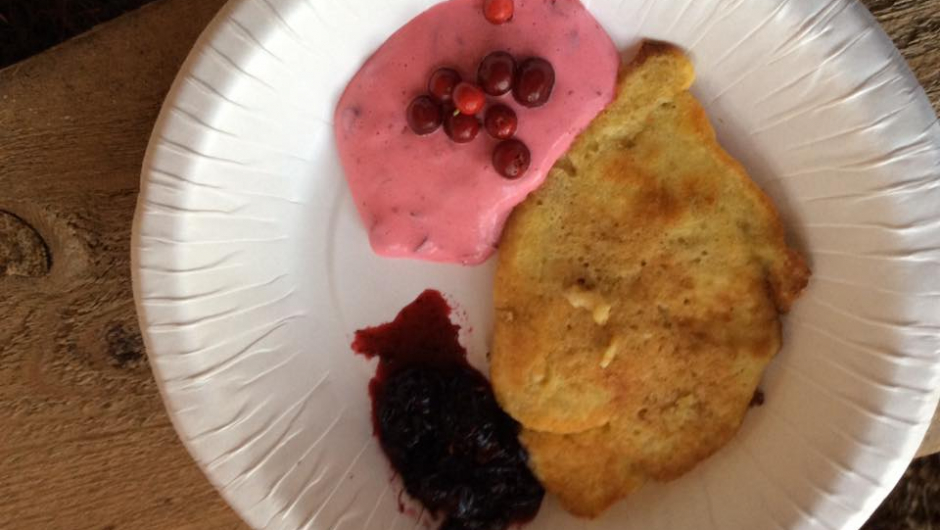 Lappar med nyrørte blåbær og nypiske trollkrem. Lappar med nyreørte blåbær og nypiska trollkrem.