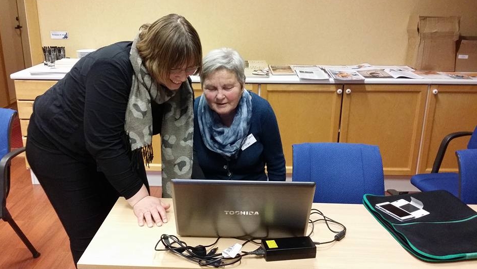 Helle hjelper Ingegjerd på nettkurs